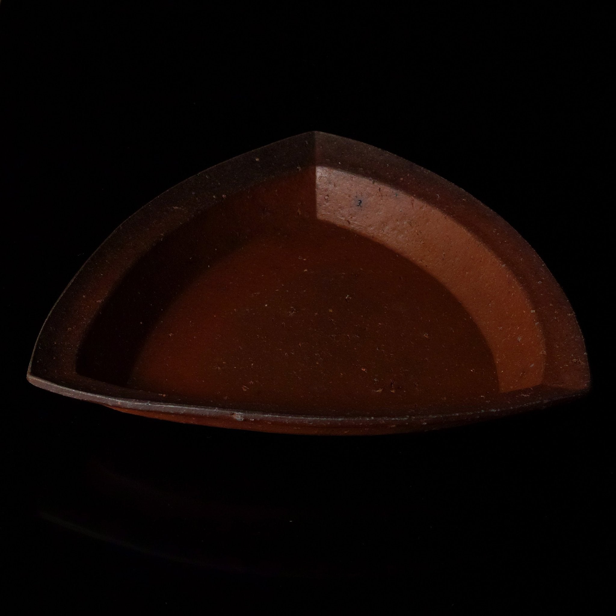 Bizen, trekantet tallerken - Manaka
